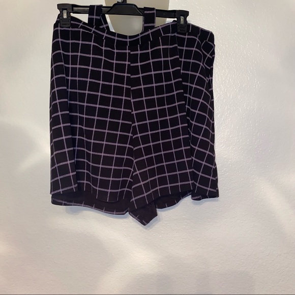 Shorts with suspenders and grid pattern - Picture 3 of 4